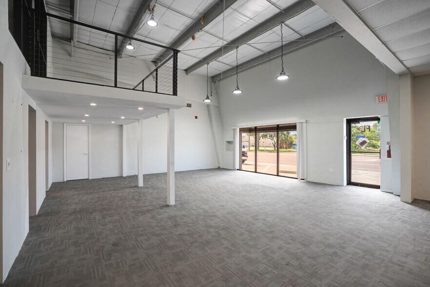 More Photos Of 1925 12th St, Sarasota Light Manufacturing For Lease