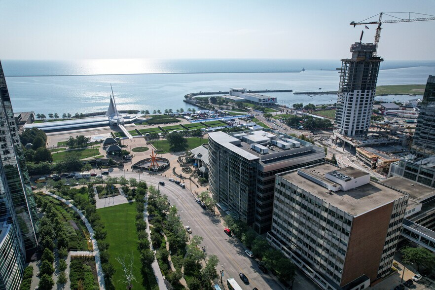 More Photos Of 875 E Wisconsin Ave, Milwaukee Office For Lease
