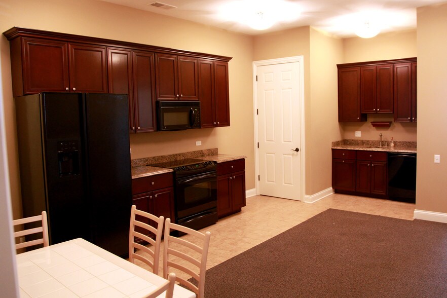 More Photos Of 700-730 Fox Glen Ct, Fox River Grove Medical For Lease