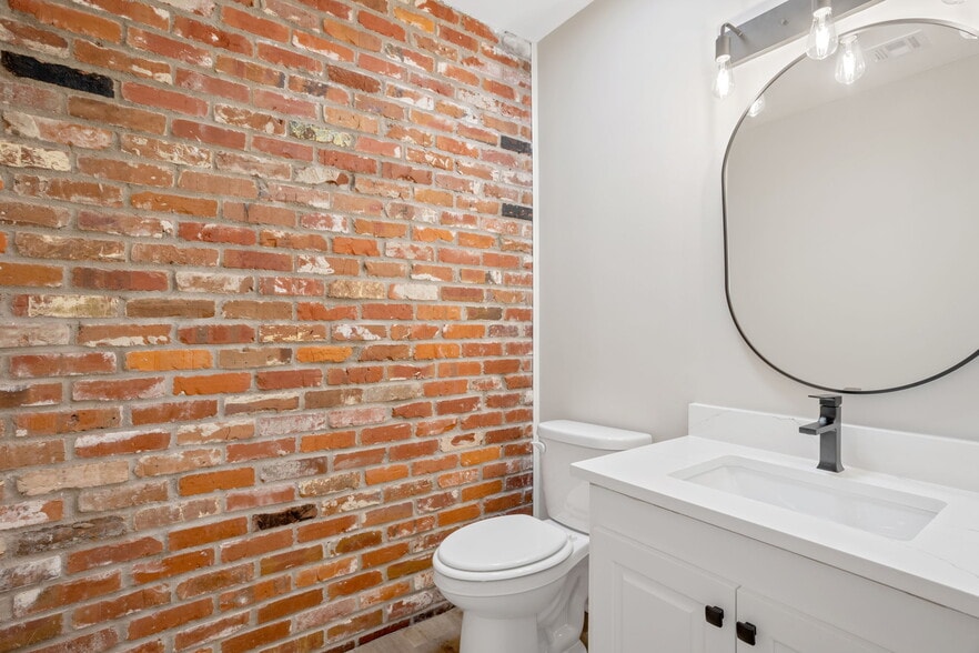 More Photos Of 1628 Ryan St, Lake Charles Office For Lease