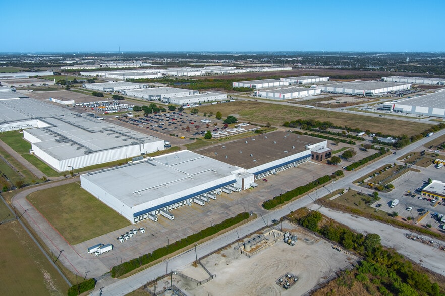 More Photos Of 1201 John Burgess Dr, Fort Worth Distribution For Lease