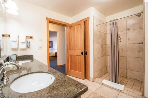 More Photos Of 41 Lakeshore Dr, Sagle Hotel For Sale