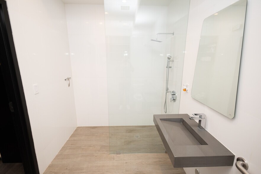 More Photos Of 6050 NW 102nd Ave, Doral Showroom For Lease