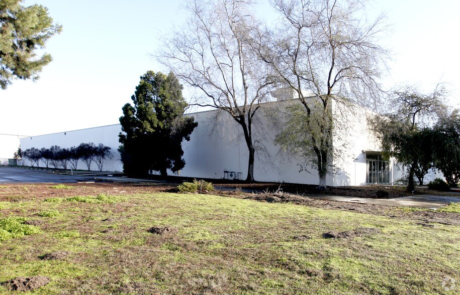 More Photos Of 700 E Continental Ave, Tulare Warehouse For Lease