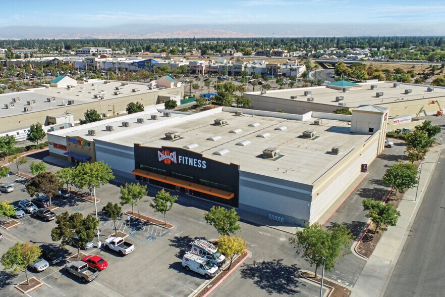 More Photos Of 7370-7374 N Blackstone Ave, Fresno Freestanding For Sale