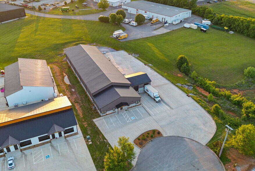 More Photos Of 1040 Smokestack Dr, Clarksville Warehouse For Lease