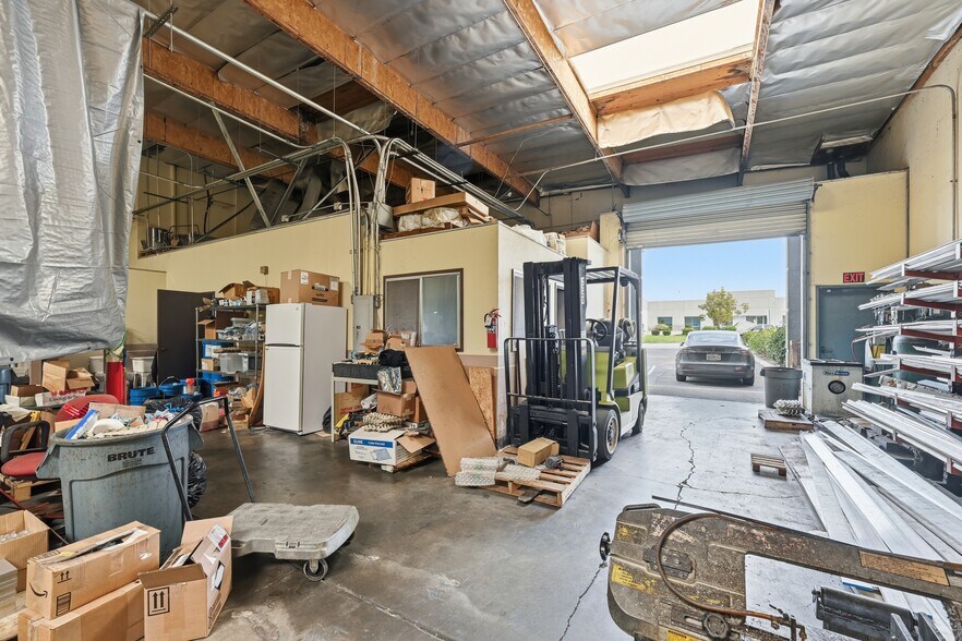 More Photos Of 228 Venture St, San Marcos Manufacturing For Sale