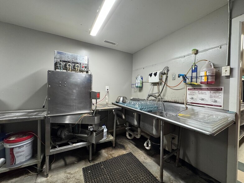 More Photos Of 18 N 4th St, Gosport Storefront Retail Office For Sale