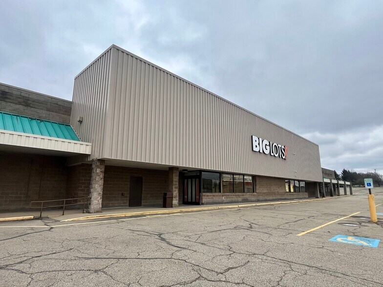 Primary Photo Of 7005 Clairton Rd, West Mifflin Department Store For Lease