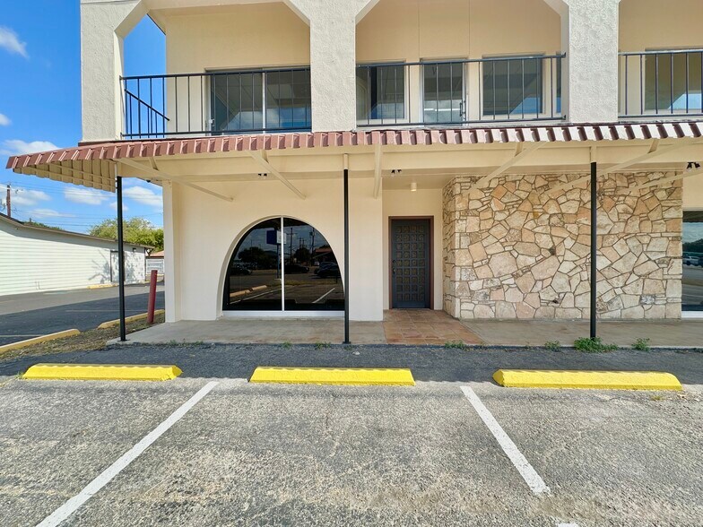 More Photos Of 7205 Bandera Rd, San Antonio Unknown For Lease