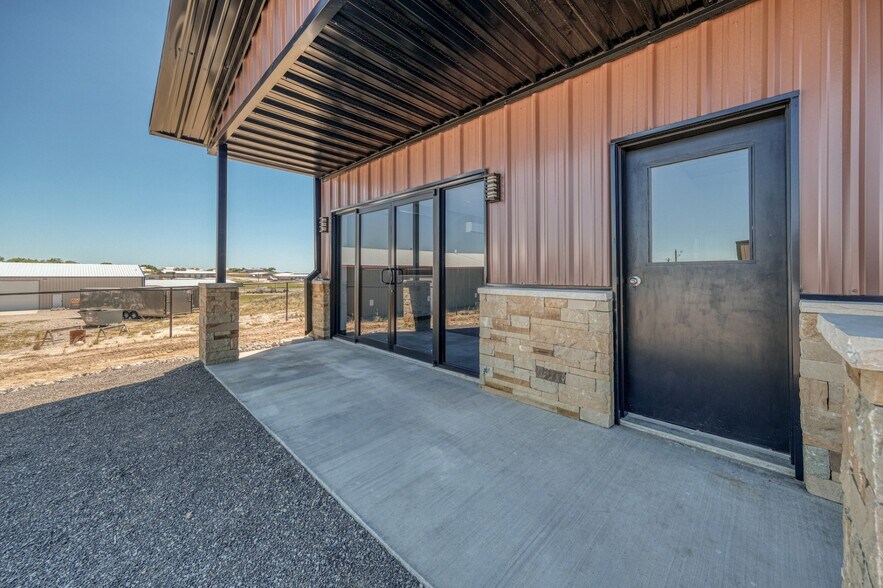 More Photos Of 109 Bennett Hills Dr, Weatherford Warehouse For Sale