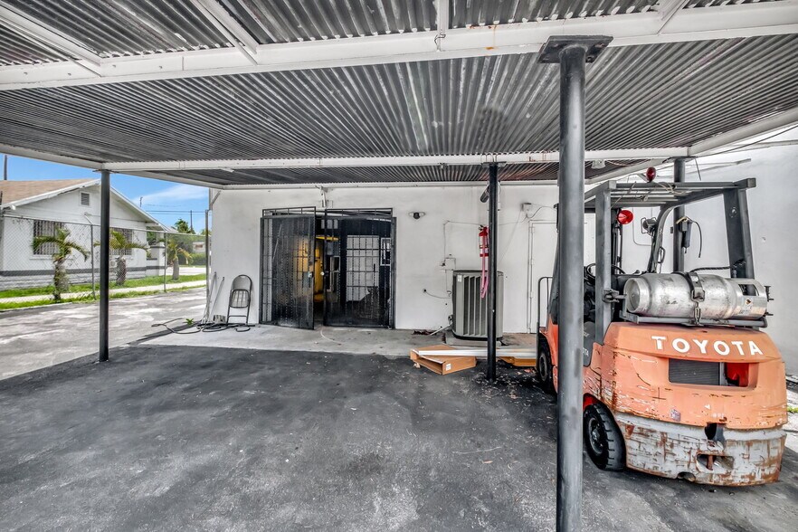 More Photos Of 3910 NW 2nd Ave, Miami Showroom For Sale