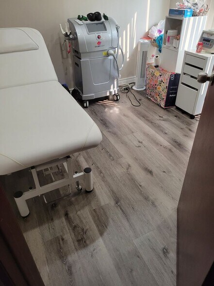 More Photos Of 410-420 N Service Rd E, Oakville Office For Lease