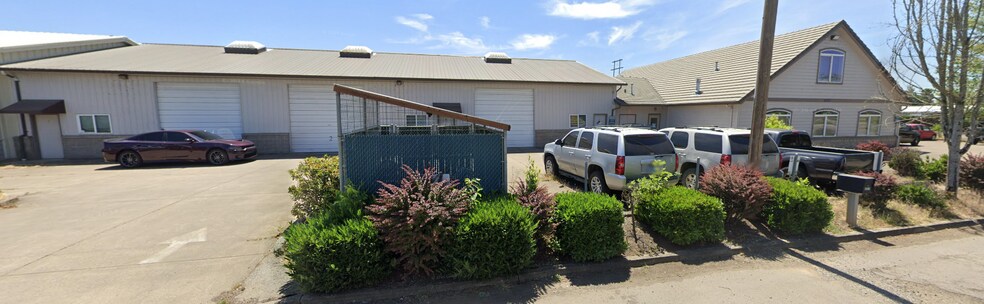 More Photos Of 2053 Laura St, Springfield Showroom For Lease