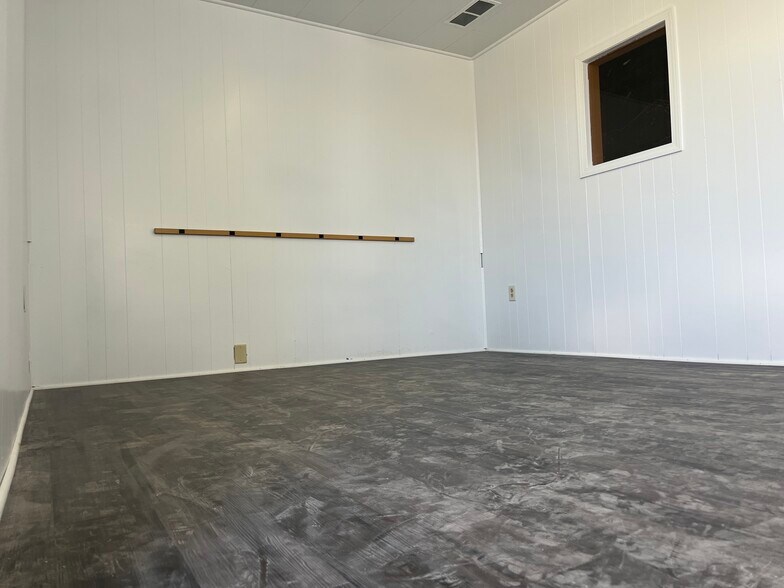 More Photos Of 125 Porter Industrial Rd, Clarksville Warehouse For Lease