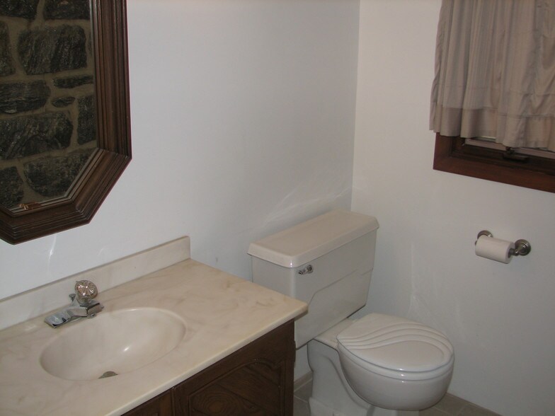 More Photos Of 7250 Hollywood Ave, Fort Washington Office Residential For Lease