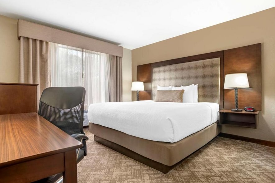 More Photos Of 842 Thompson St, Gardendale Hotel For Sale