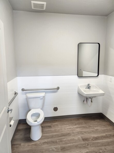 More Photos Of 74 N Happy Valley Rd, Nampa Warehouse For Lease
