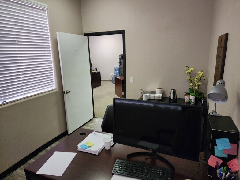 More Photos Of 8867 W Flamingo Rd, Las Vegas Office For Sale
