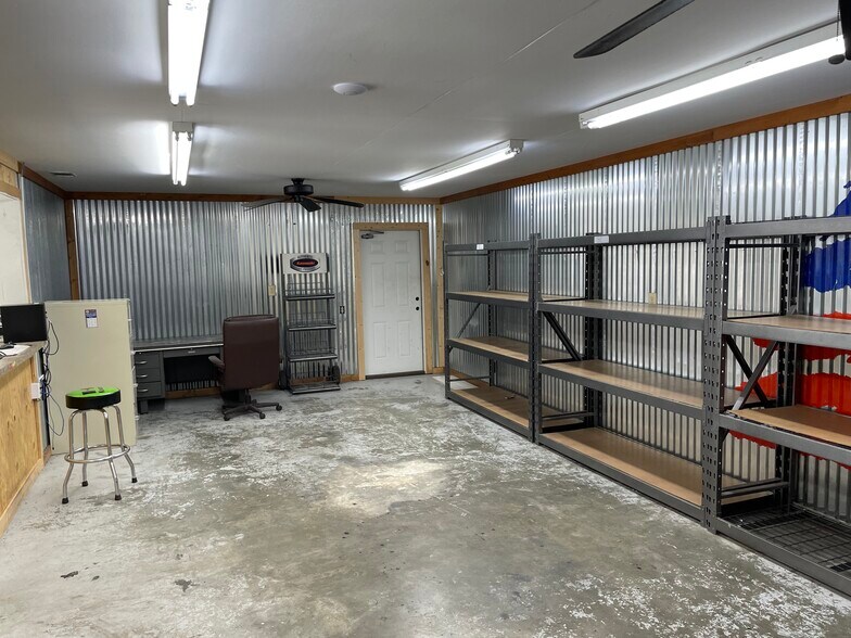 More Photos Of 433 S Main St, Swainsboro Showroom For Sale