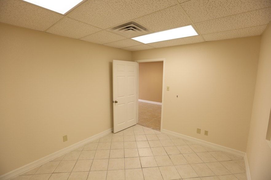 More Photos Of 5426-5440 Schertz Rd, San Antonio Flex For Lease