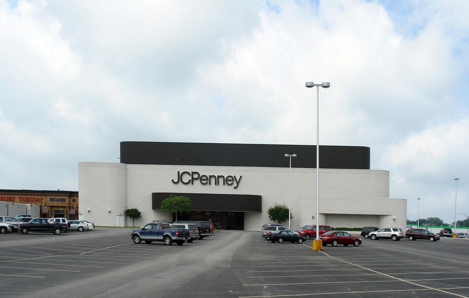 More Photos Of 654 Millcreek Mall, Erie Unknown For Lease