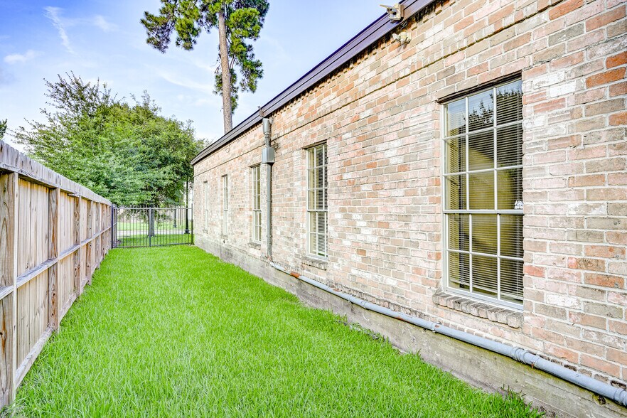More Photos Of 14741 Pebble Bend Dr, Houston Loft Creative Space For Lease