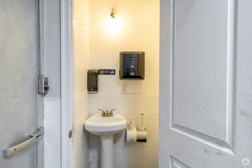 More Photos Of 417 8th St SE, Washington Storefront Retail Residential For Sale