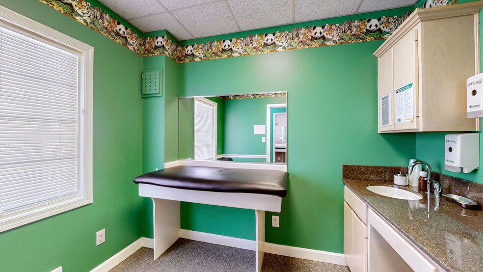 More Photos Of 1701 Spring St, Jeffersonville Medical For Sale