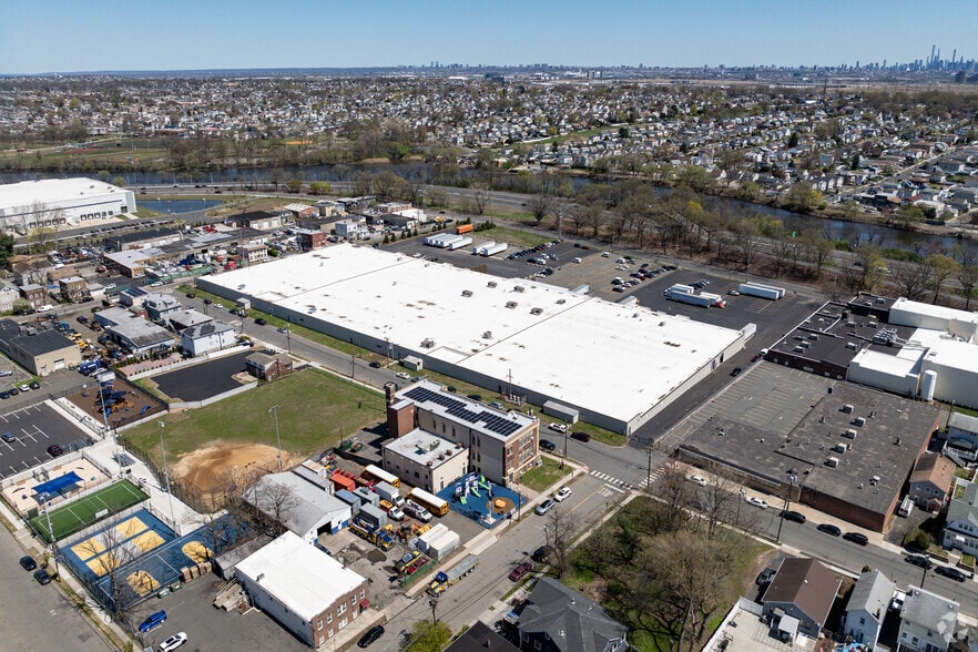 More Photos Of 525 Main St, Belleville Distribution For Lease