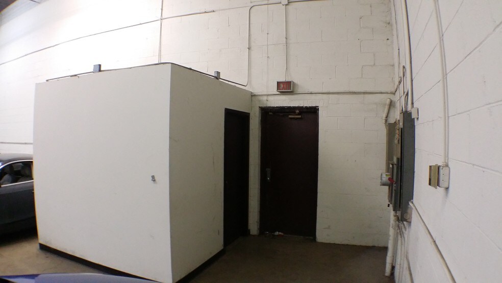 More Photos Of 501-515 S Vermont St, Palatine Warehouse For Lease