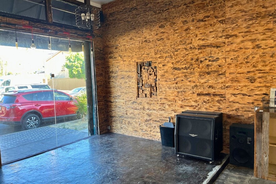 More Photos Of 7552 Melrose Ave, Los Angeles Storefront For Lease