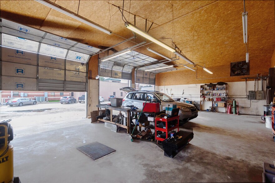 More Photos Of 120 E Mulberry St, Angleton Auto Dealership For Lease