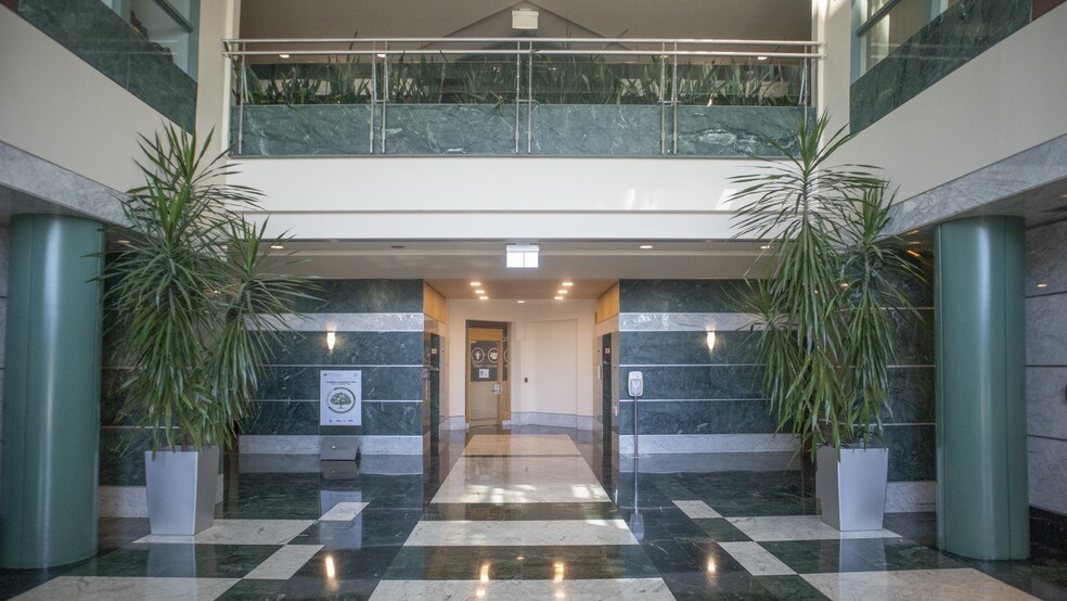 More Photos Of 555 Boul Dr-Frederik-Philips, Montréal Office For Lease