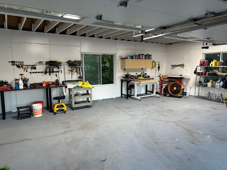 More Photos Of 861 DeKalb Pike, Center Square Industrial For Lease