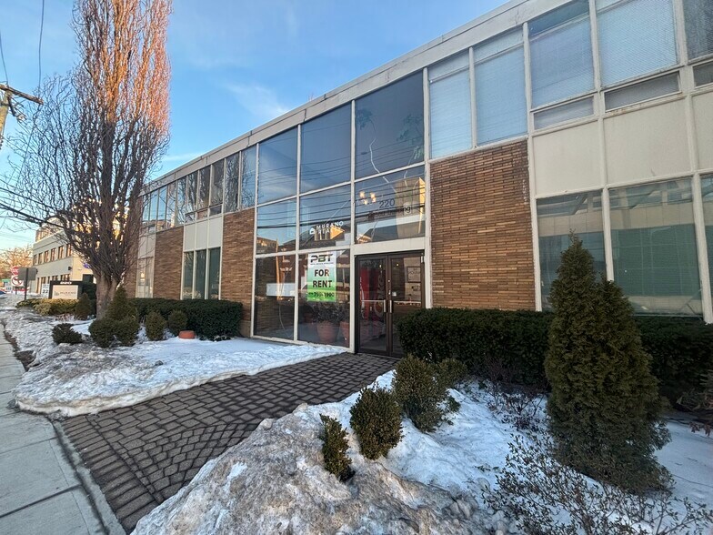 More Photos Of 220 Old Country Rd, Mineola Office For Lease