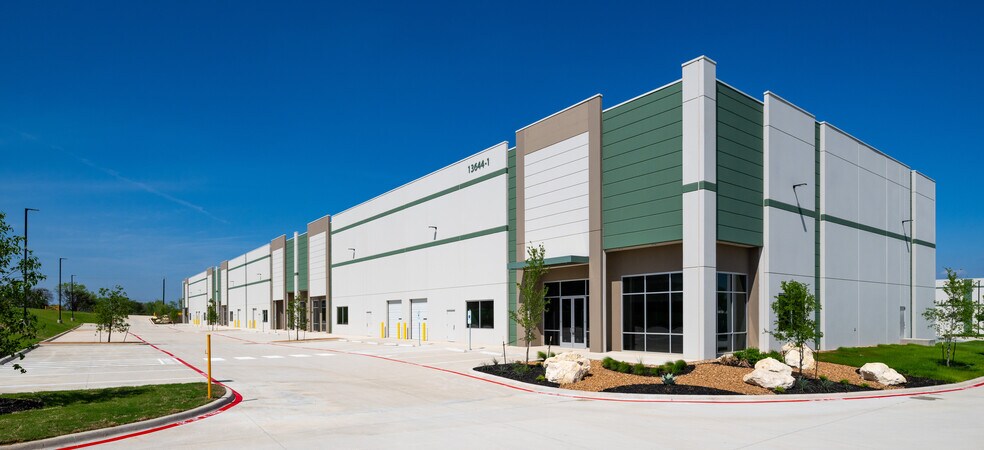 More Photos Of 13644 Toepperwein Rd, Live Oak Unknown For Lease