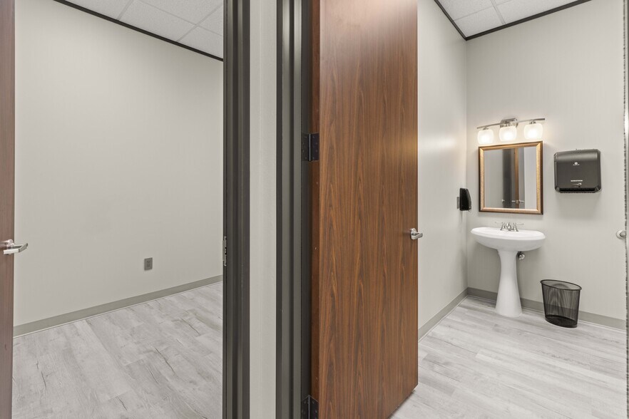 More Photos Of 1325 Space Park Dr, Houston Medical For Lease