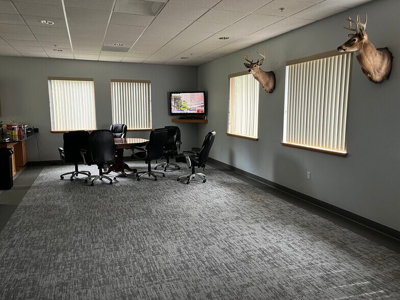 More Photos Of 220 Megawatt Ln, Greensburg Office For Sale