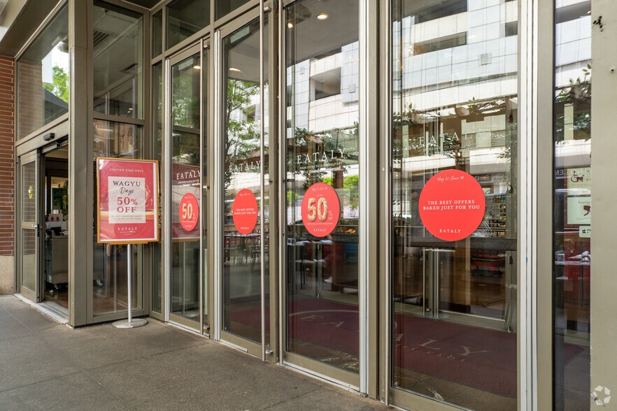 More Photos Of 43-51 E Ohio St, Chicago General Retail For Lease