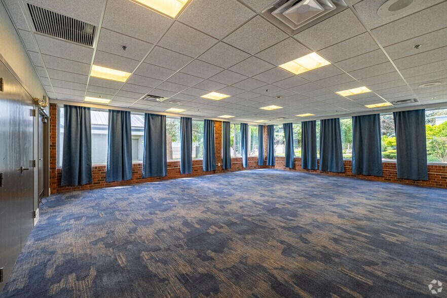 More Photos Of 411 S Larkin Ave, Joliet Hotel For Sale