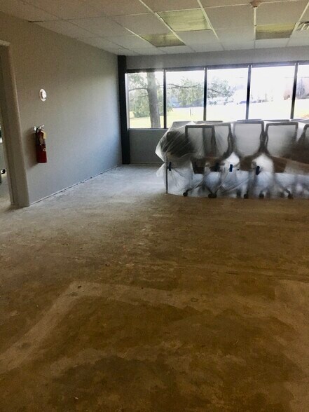 More Photos Of 69 Readington Rd, Branchburg Showroom For Lease
