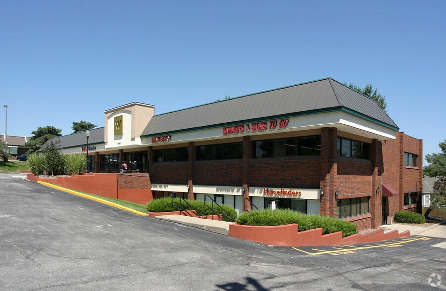 More Photos Of 10400 W 103rd St, Overland Park Storefront For Lease