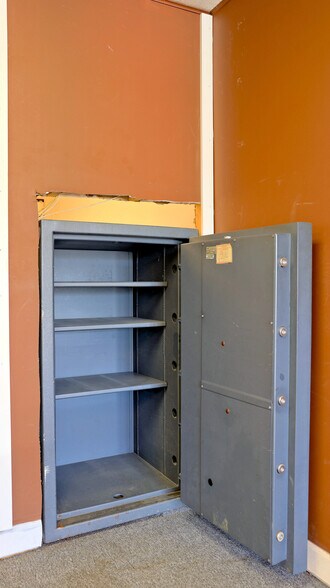 More Photos Of 1087 E Main St, Radford General Retail For Sale