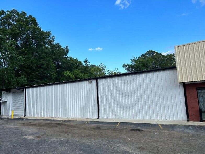 More Photos Of 3226 Saint Stephens Rd, Mobile Showroom For Sale