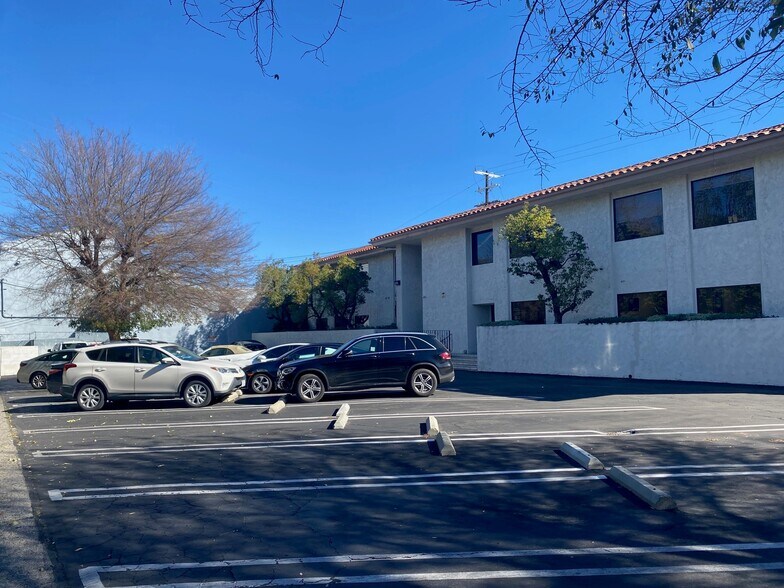 More Photos Of 23111 Ventura Blvd, Woodland Hills Medical For Lease