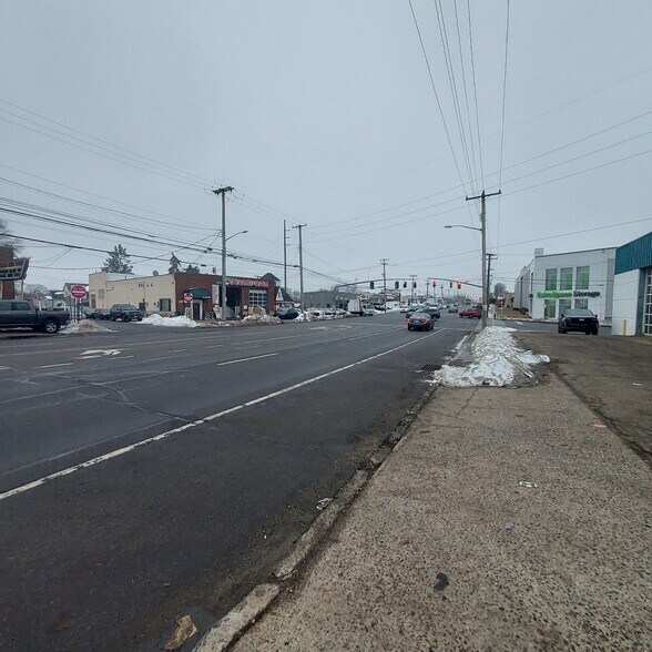 More Photos Of 2100 Jericho Tpke, Garden City Park Warehouse For Lease