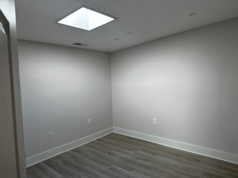 More Photos Of 1233 Ben Sawyer Blvd, Mount Pleasant Office For Lease