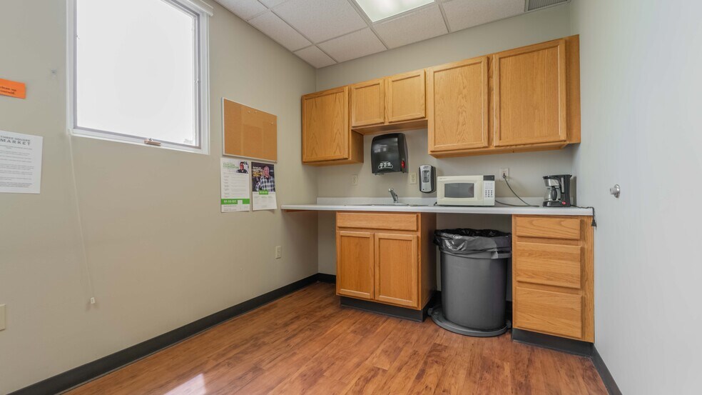 More Photos Of 600 Vale Park Rd, Valparaiso Flex For Lease