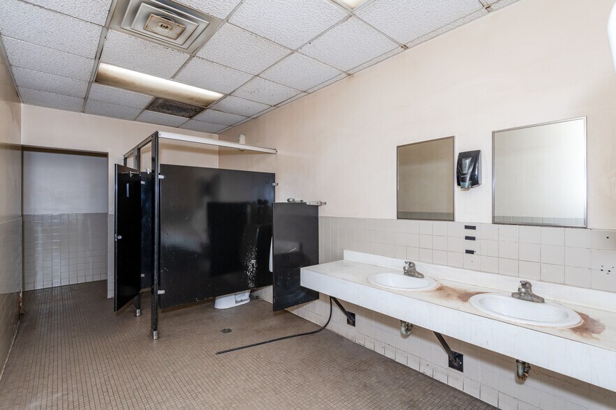 More Photos Of 106 Restoration Park Dr, Medway Service For Lease